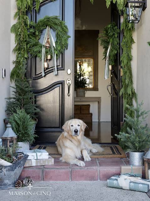 Christmas Porch with Golden Retriever and Wrapped Gifts Christmas Porch with Golden Retriever and Wrapped Gifts — Christmas Porch Decor