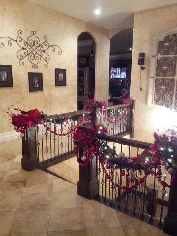 Traditional Staircase with Poinsettia Garland Traditional Staircase with Poinsettia Garland — Christmas Staircase Decor