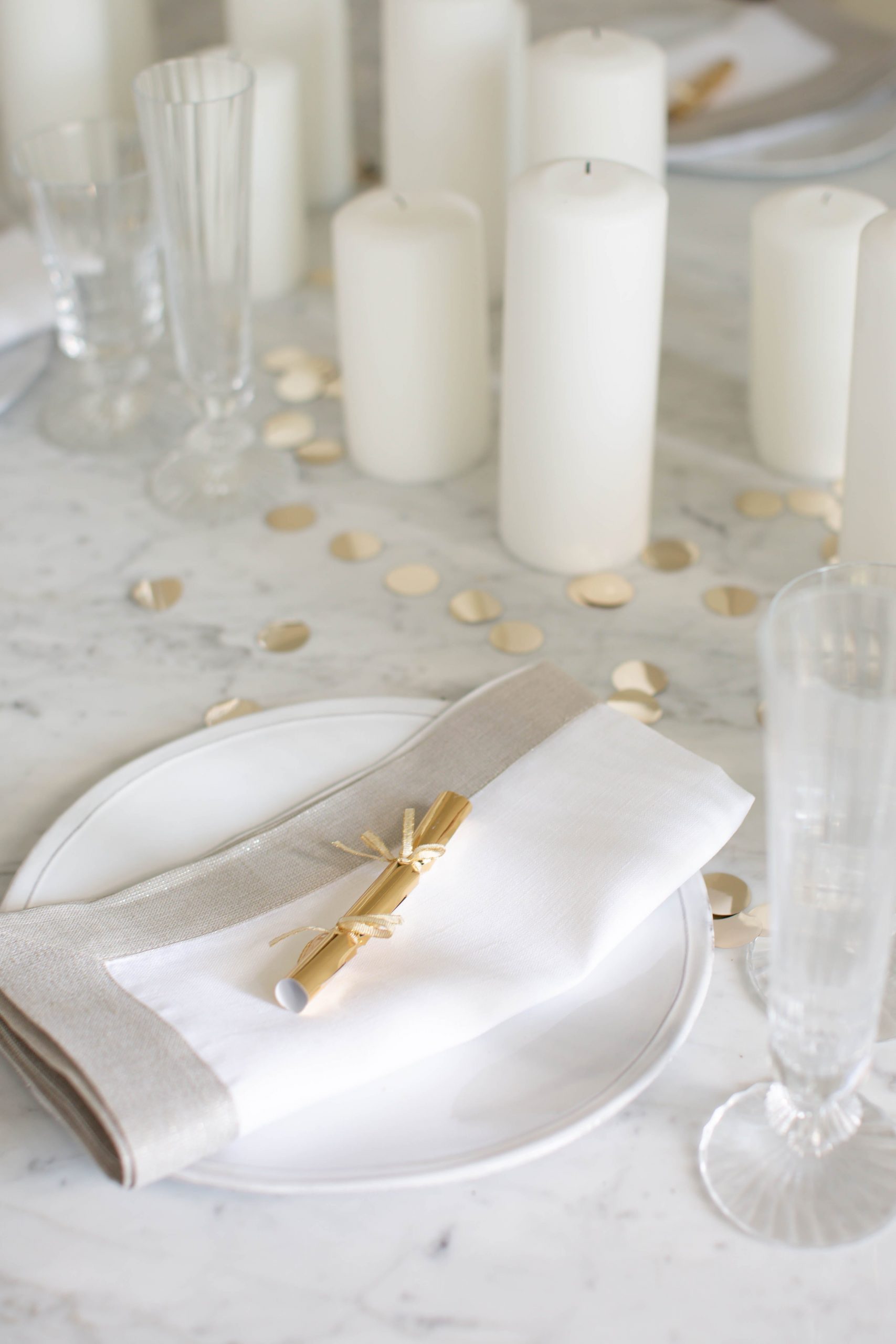 Individual Place Settings Minimalist New Year's Eve Table with Gold Crackers Individual Place Settings Minimalist New Year's Eve Table with Gold Crackers — New Years Eve Table Decor