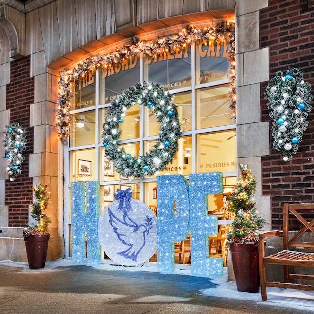 Cafe Entrance Window with 'HOPE' Letters and Festive Wreath Cafe Entrance Window with 'HOPE' Letters and Festive Wreath — Christmas Window Decor Outdoor