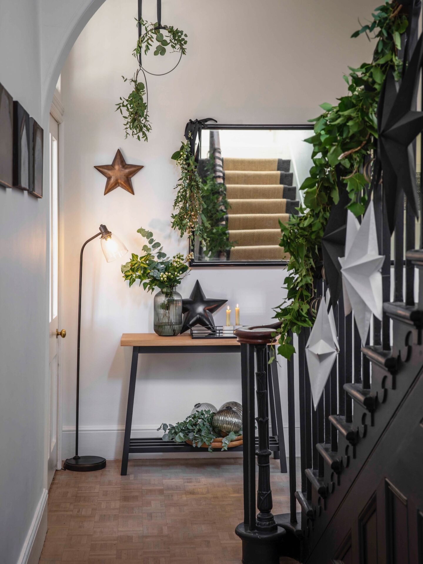 Modern Black Staircase with Green Garland and Stars Modern Black Staircase with Green Garland and Stars — Christmas Staircase Decor