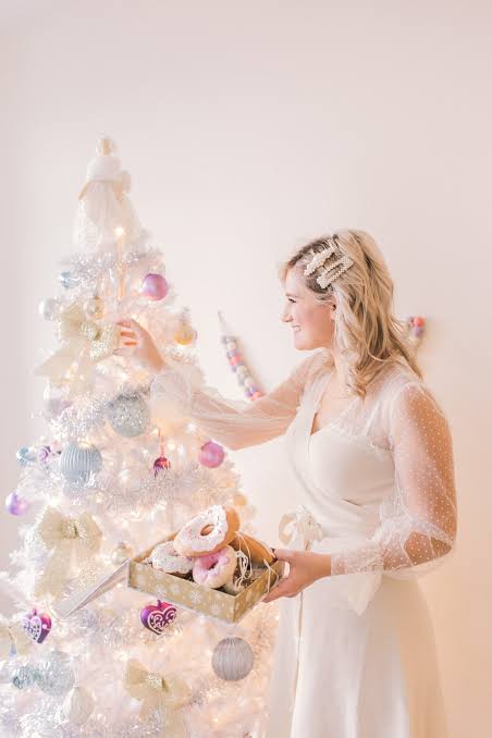 White Christmas Tree with Pastel Ornaments and Soft Lighting — White Christmas Tree Decor