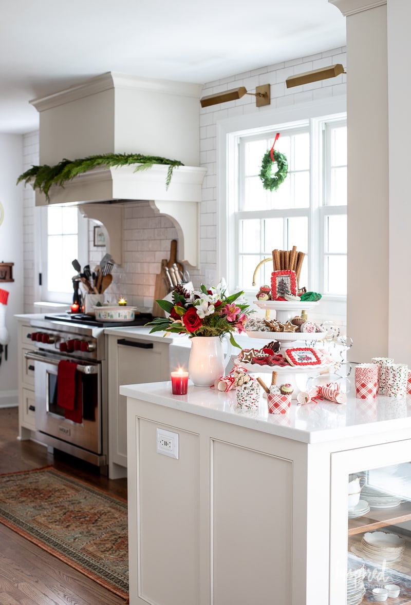 Traditional Kitchen Island Display with Christmas Cookies and Floral Arrangement — Christmas Kitchen Decor