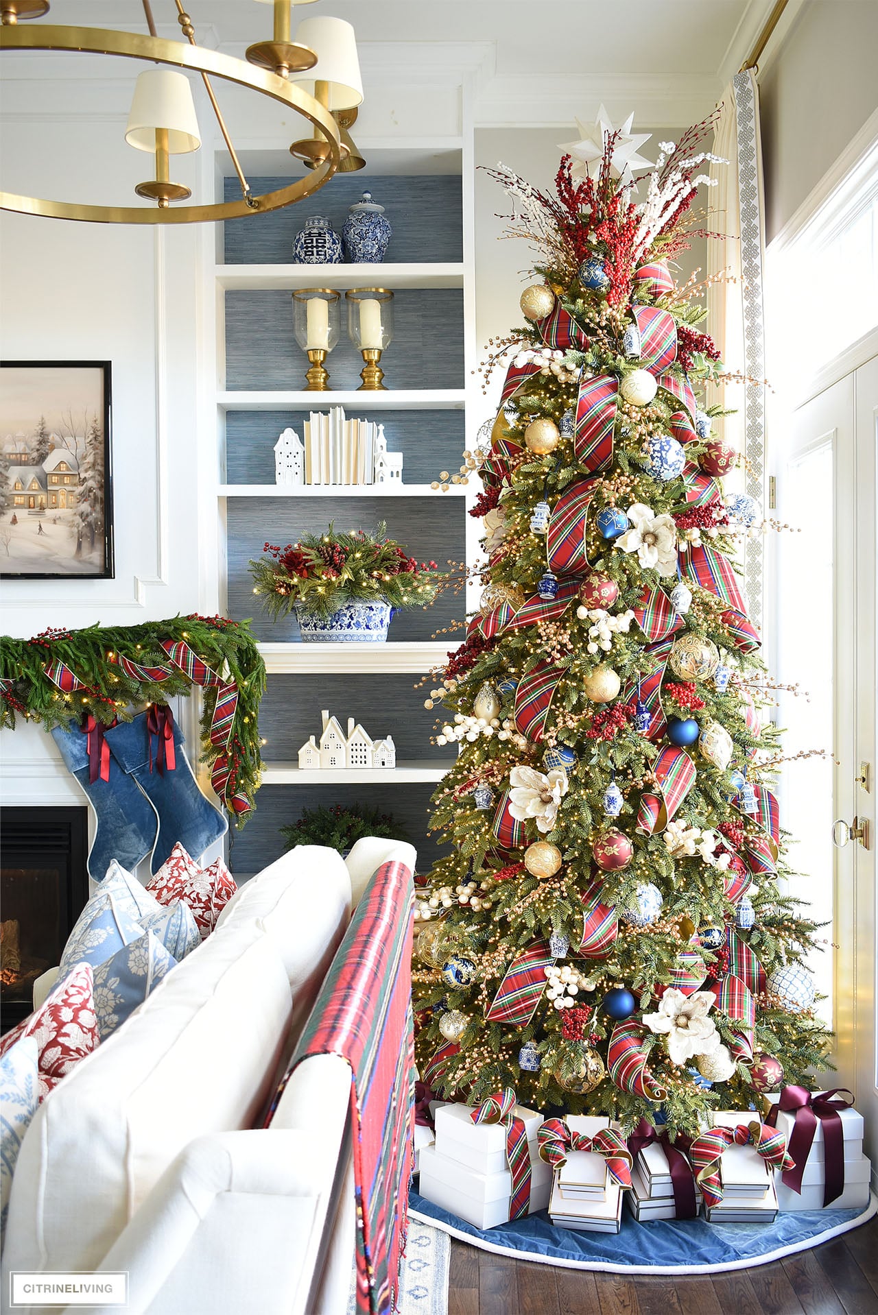 Traditional Christmas Tree with Blue and Gold Ribbons — Christmas Tree Decorating