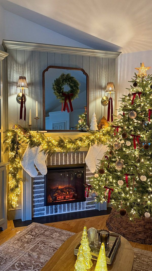 Cozy Traditional Living Room Mantel Cozy Traditional Living Room Mantel — Christmas Mantel Decor