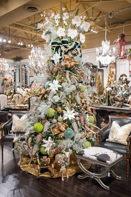 Lavish Floral and Gilded Ornaments on a Traditional Luxury Tree — Elegant Christmas Tree