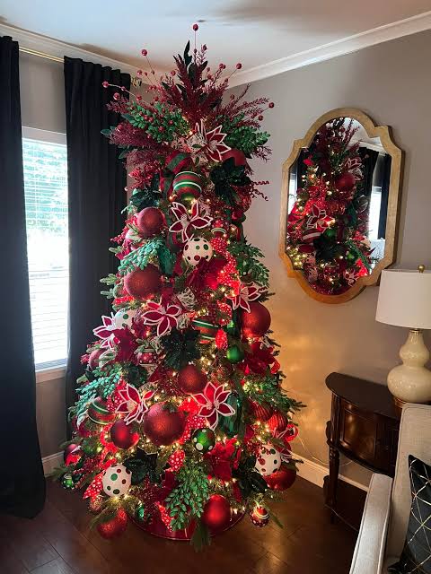 Vibrant Christmas Tree Laden with Red and Green Foliage Vibrant Christmas Tree Laden with Red and Green Foliage — Red and Green Christmas Decor