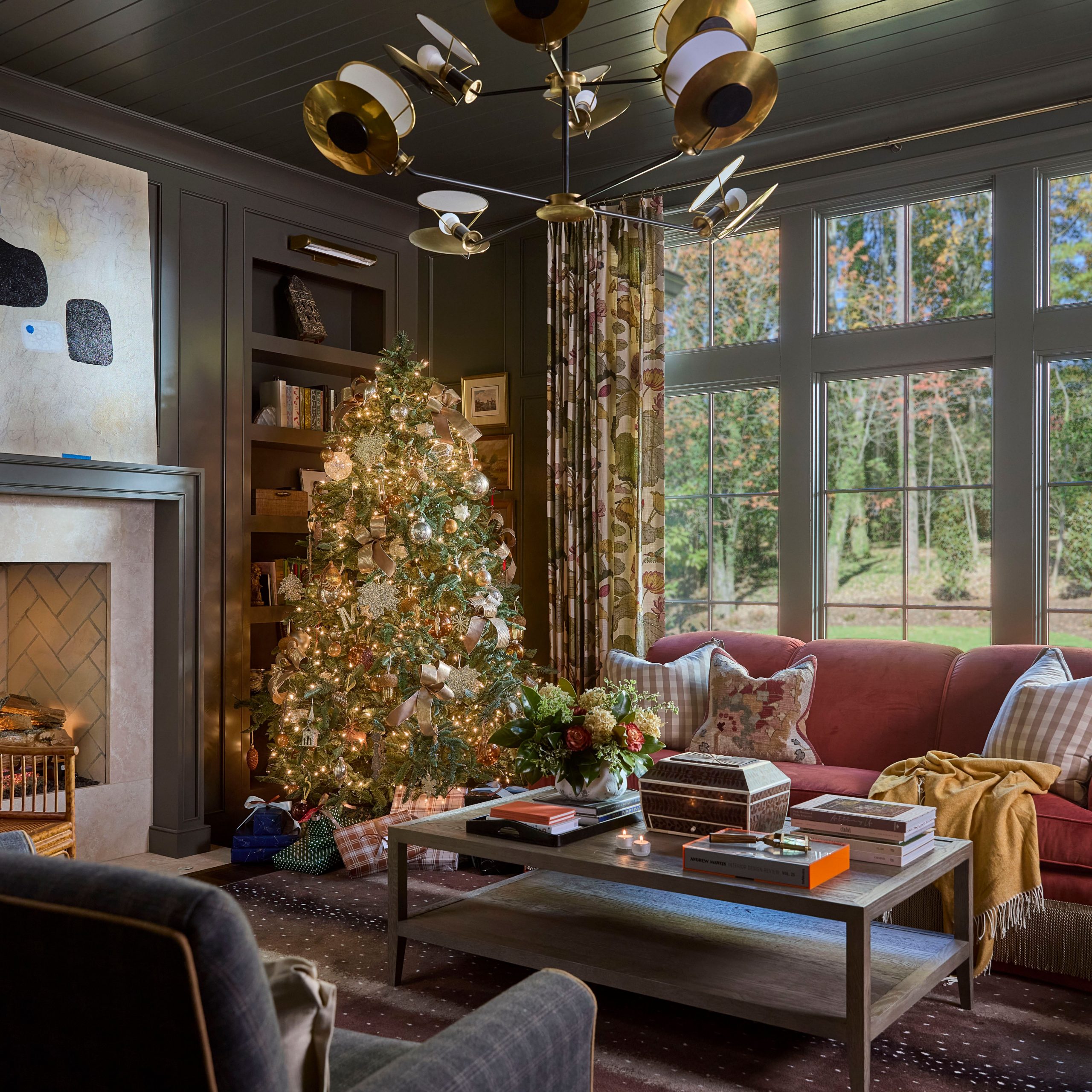 Modern Eclectic Christmas Tree with Red Sofa Contrast Modern Eclectic Christmas Tree with Red Sofa Contrast — Christmas Tree Themes
