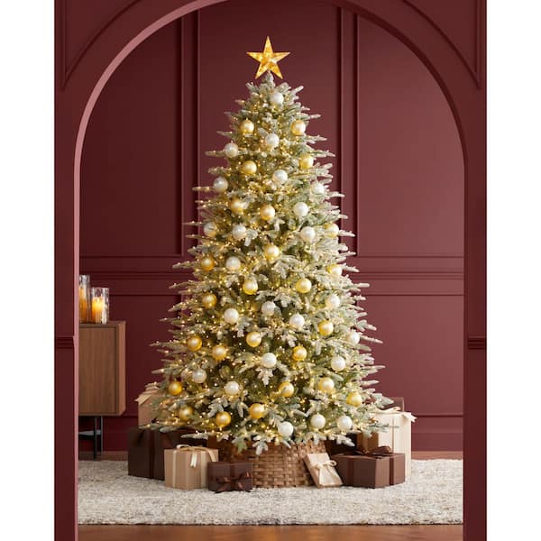 Living Room Flocked Christmas Tree with a Gold and White Star Topper — Christmas Tree Topper