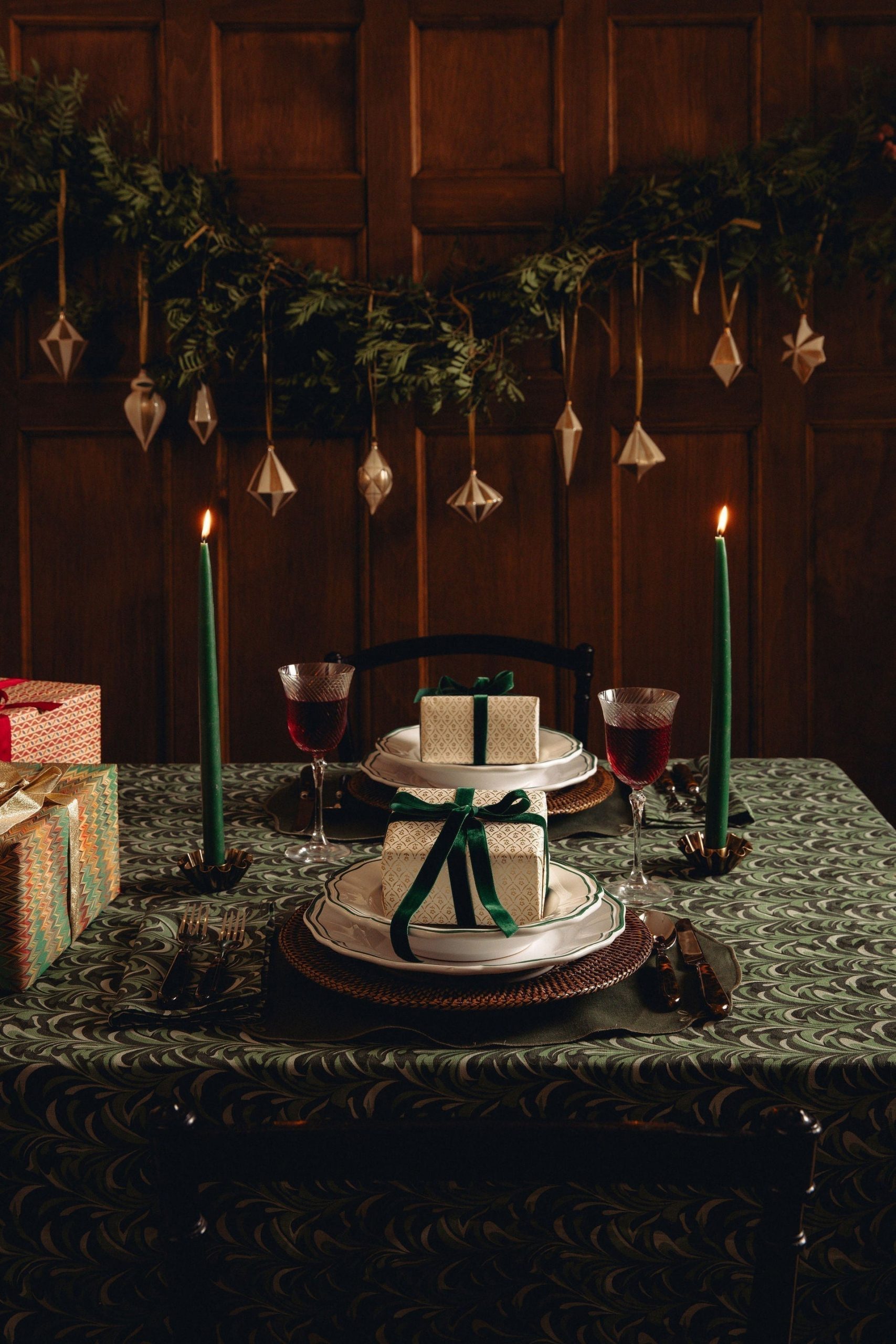 Intimate Christmas Table for Two with Gift Decorations — Christmas Table Setting