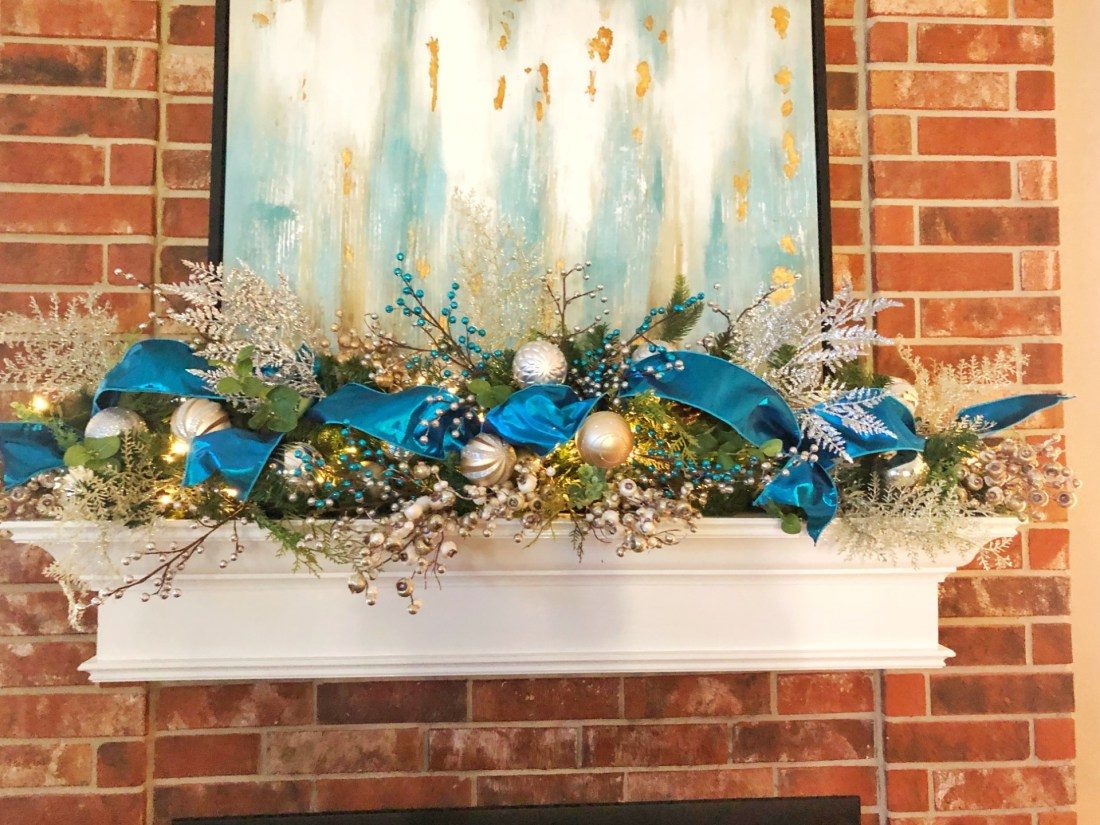 Festive Mantelpiece with Teal Ribbon Garland Festive Mantelpiece with Teal Ribbon Garland — Blue Christmas Decor