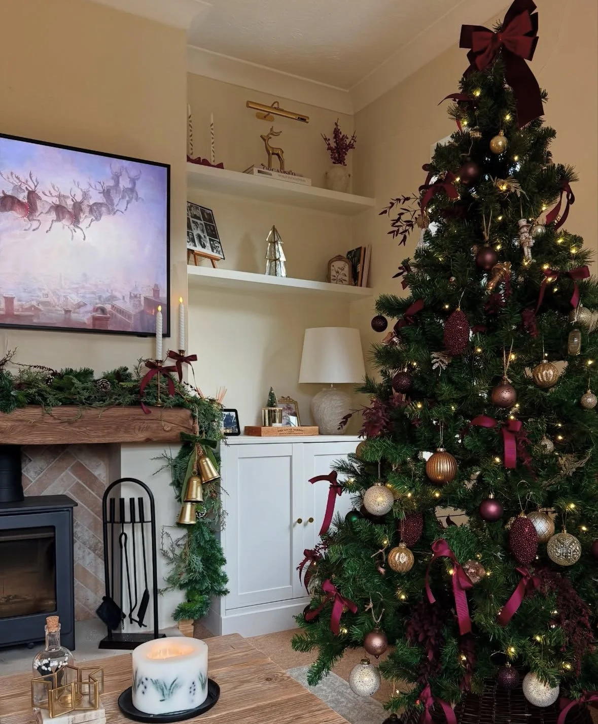 Glamorous Christmas Tree with Burgundy Ribbons and Gold Baubles — Burgundy Christmas Decor