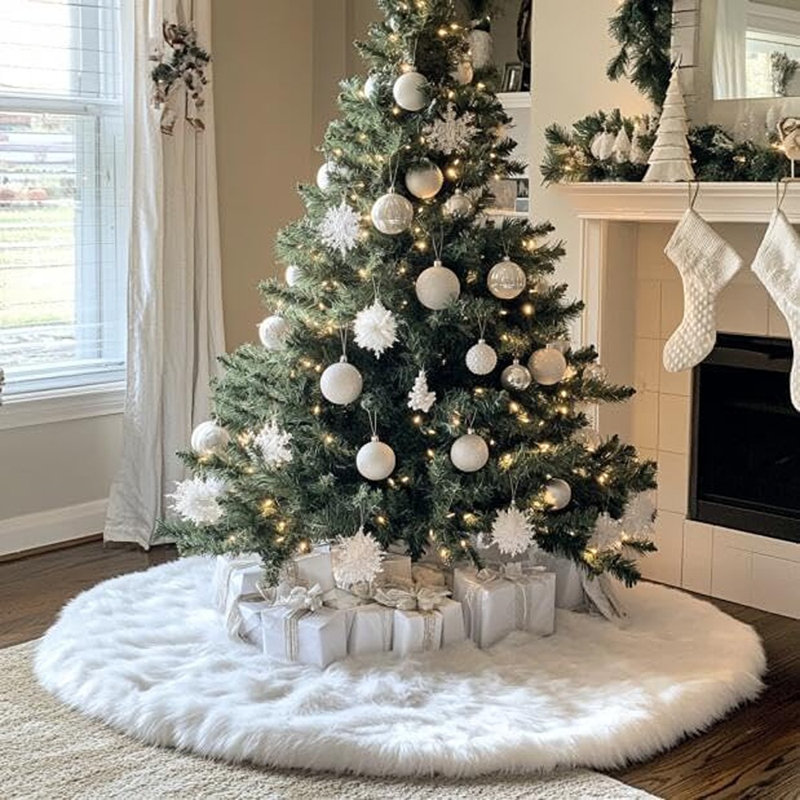 Luxurious White Faux Fur Skirt for a Traditional Living Room Luxurious White Faux Fur Skirt for a Traditional Living Room — Christmas Tree Skirt