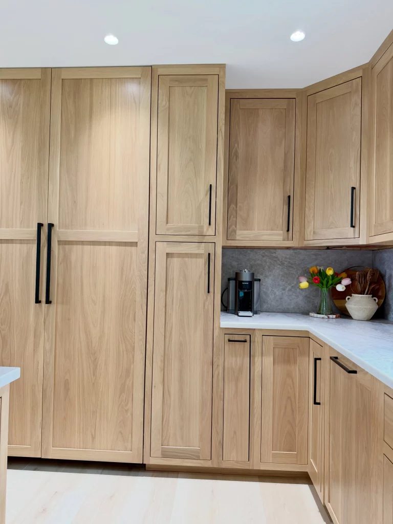 34 Minimalist White Oak Kitchen Ideas for a Warm and Modern Home
