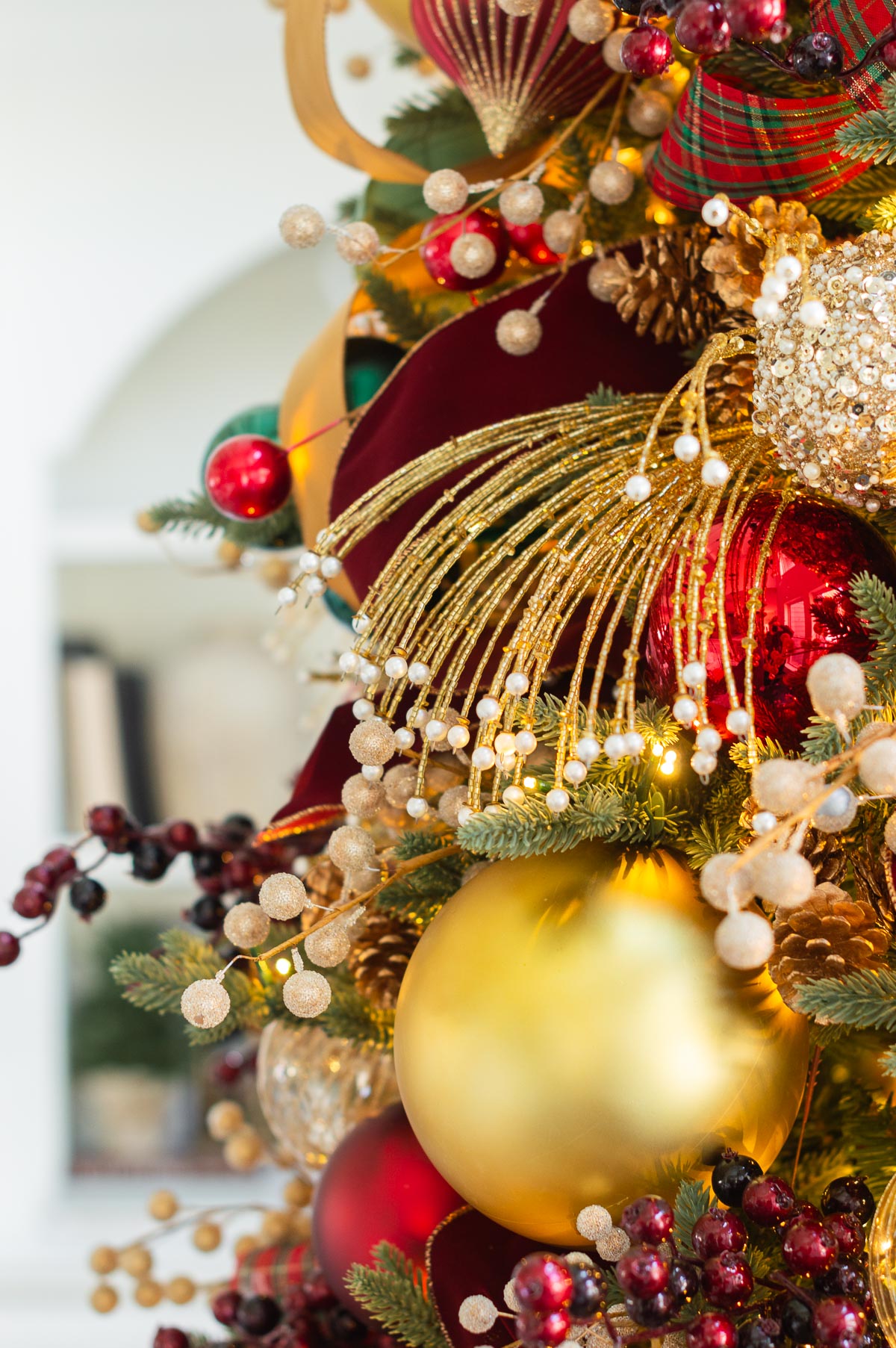 Luxurious Traditional Christmas Tree Ornaments with Gold and Red Baubles — Traditional Christmas Decor