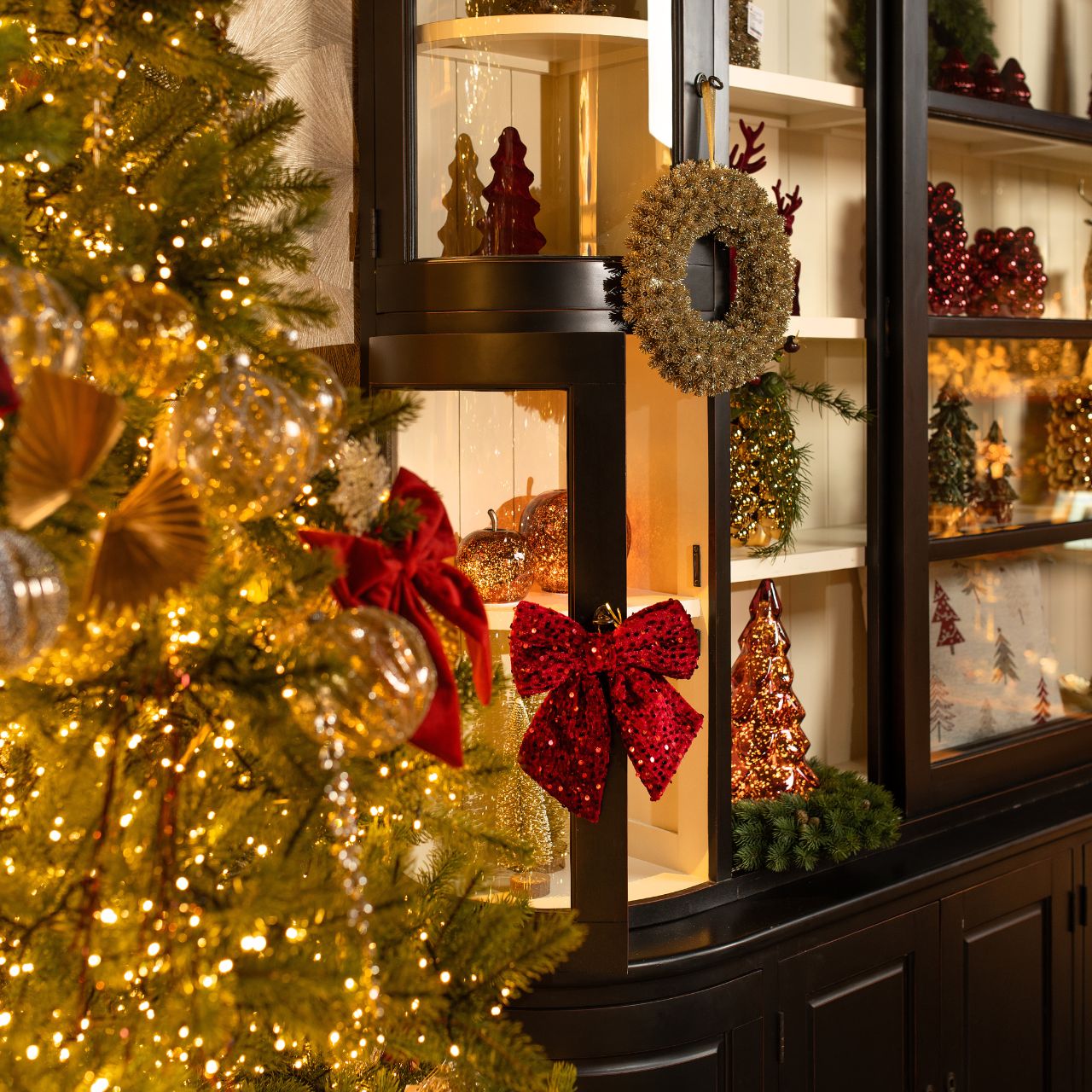 Traditional Living Room Tree with Gold and Red Sparkle Traditional Living Room Tree with Gold and Red Sparkle — Christmas Tree Trends 2026