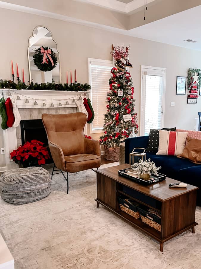 Traditional Living Room with Red and White Christmas Accents and Poinsettias Traditional Living Room with Red and White Christmas Accents and Poinsettias — Christmas Living Room Decor