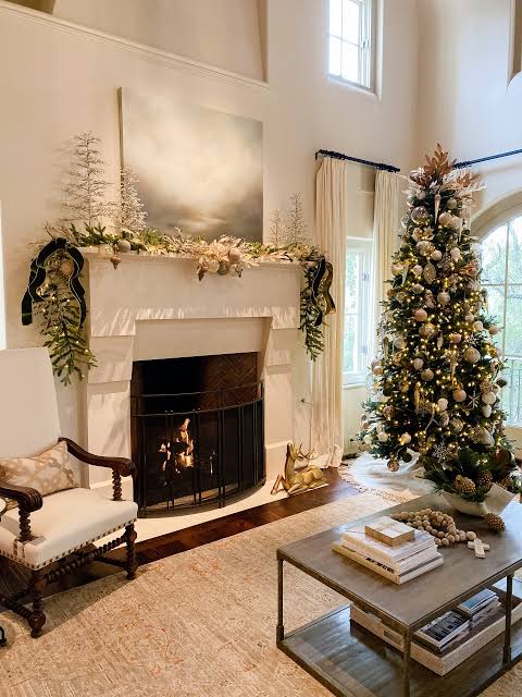 Classic Luxury Living Room with Traditional Christmas Elements — Elegant Christmas Decor