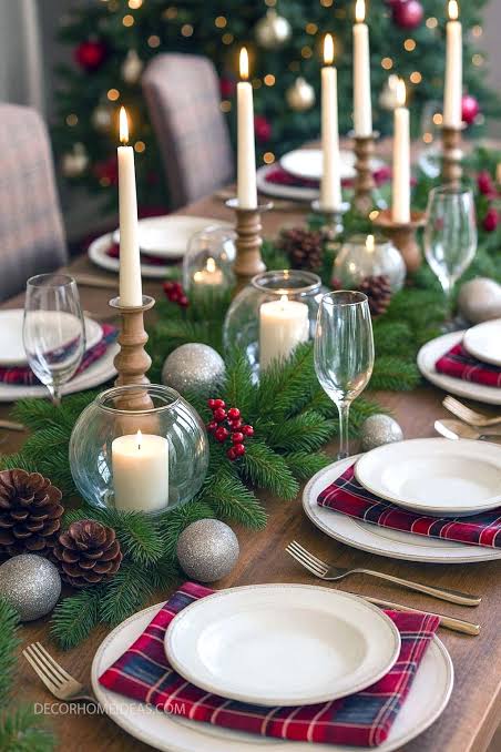 Cozy Traditional Christmas Table with Pine Garland — Christmas Table Setting