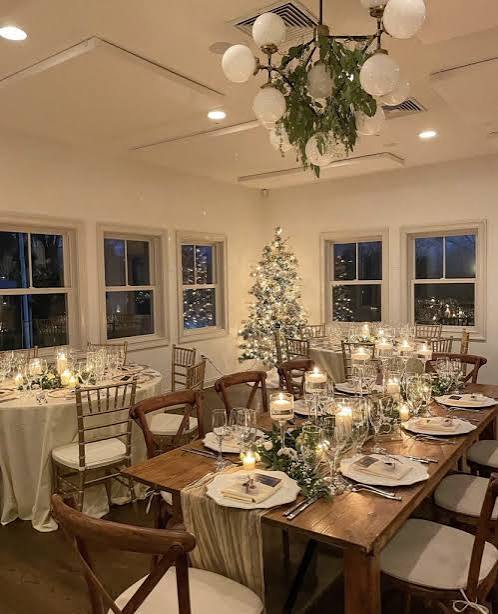 Cozy Reception with Christmas Tree and Candles — Christmas Wedding Decor