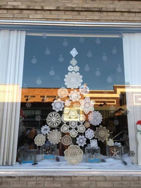 Storefront Window Display of a Paper Snowflake Christmas Tree — Paper Snowflakes