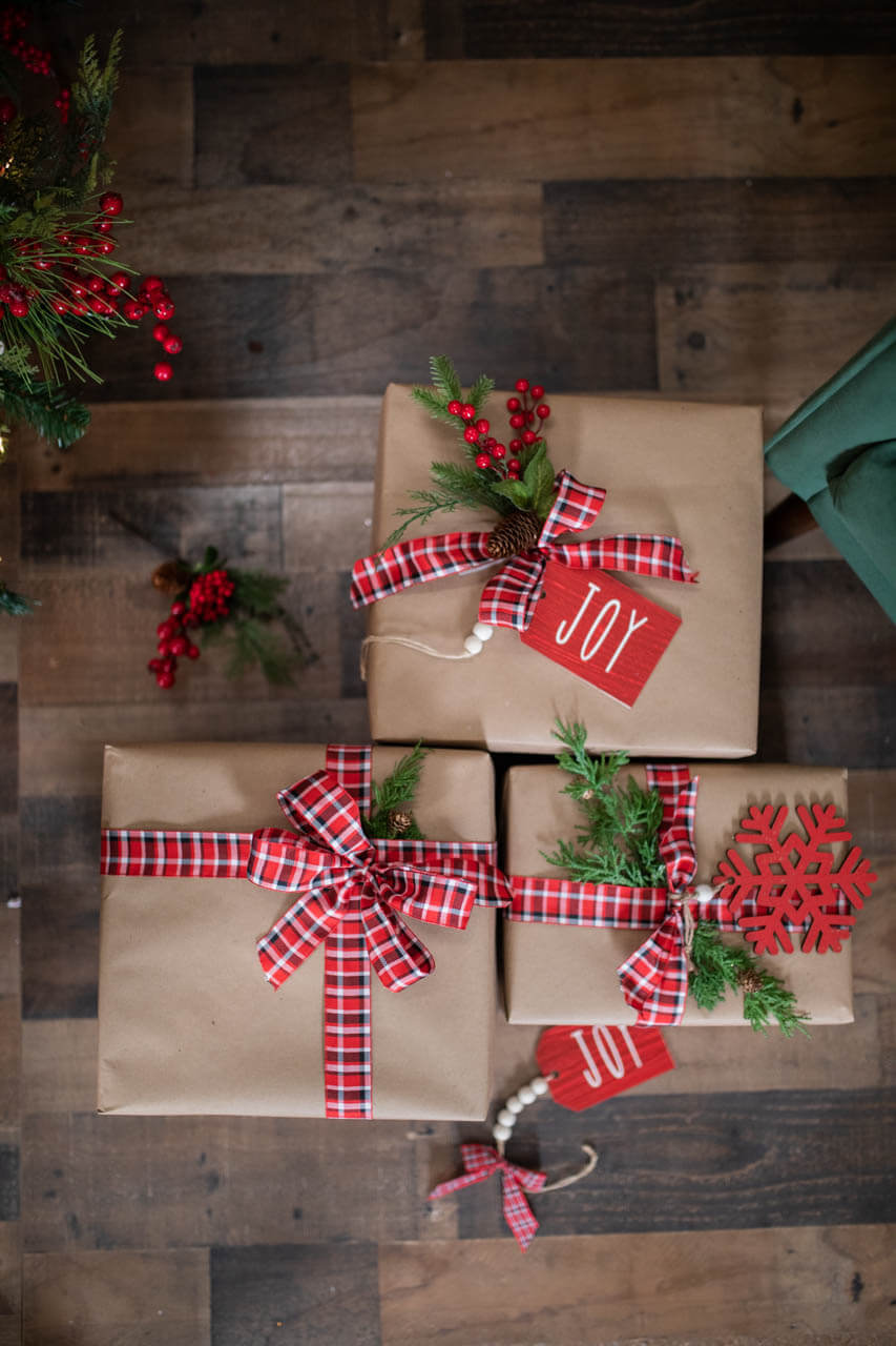 Classic Plaid Ribbon on Kraft Paper Gifts — Christmas Gift Wrapping