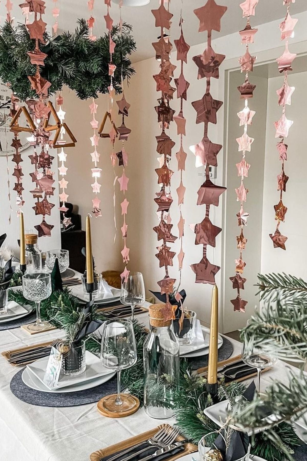 Modern Festive New Year's Eve Table with Rose Gold Garlands — Creating A Celebratory Atmosphere New Years Eve Table Decor