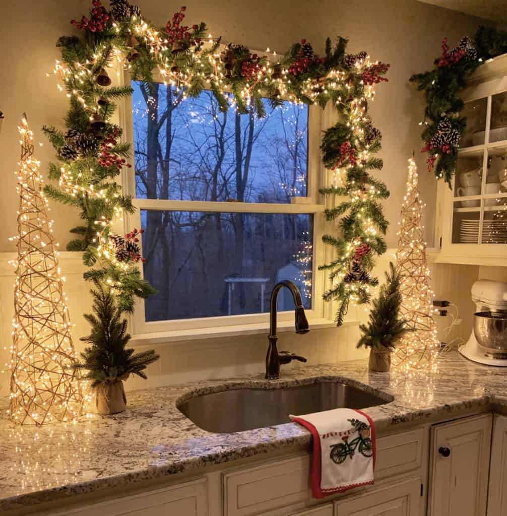 Traditional Christmas Garland and Fairy Lights Adorning a Kitchen Window — Christmas Fairy Lights Window