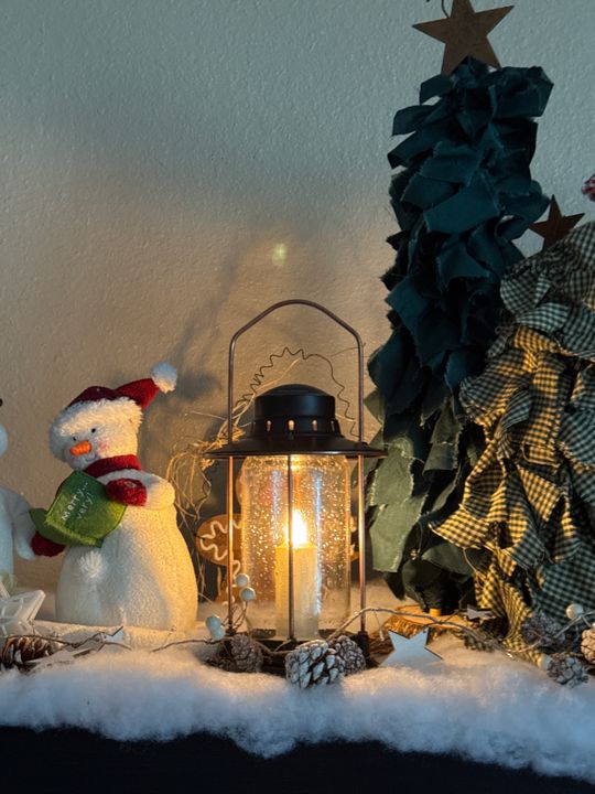 Farmhouse Mantelpiece with Glowing Glass and Metal Lantern — Christmas Lantern Lights