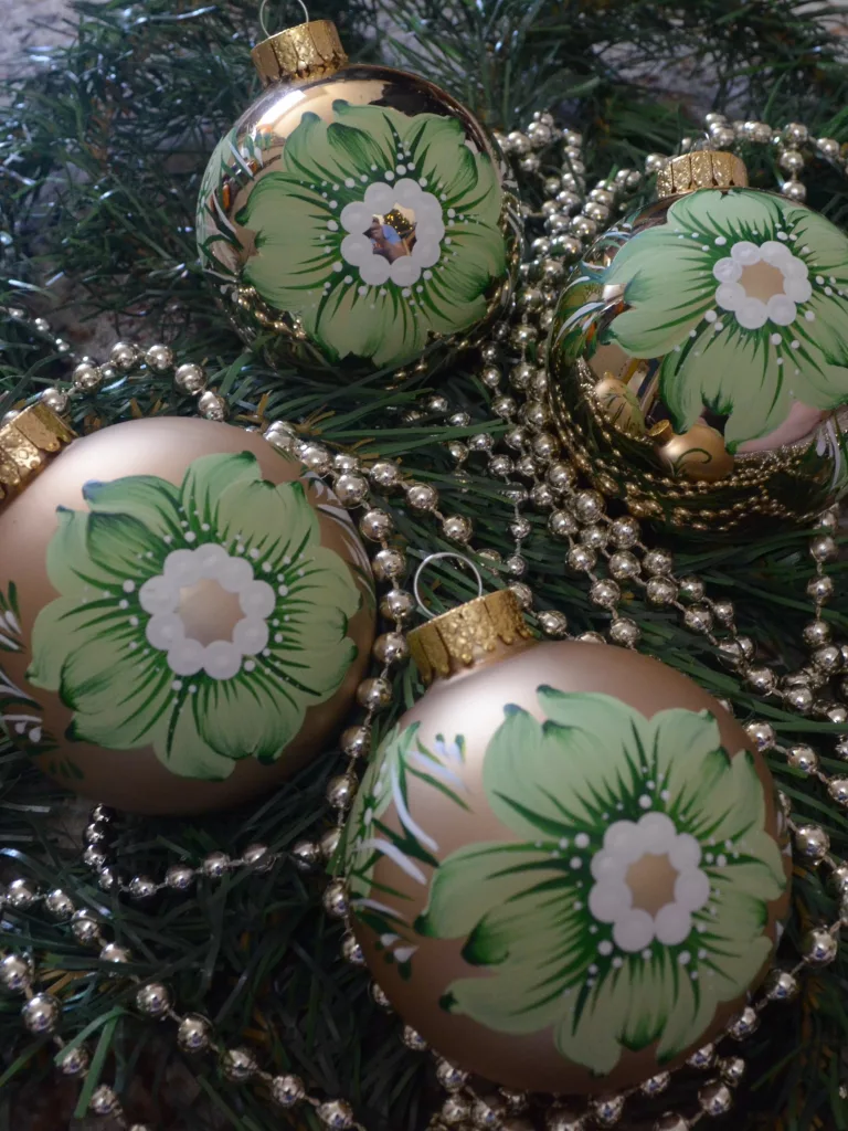 30 Beautiful Christmas Tree Balls for an Enchanting Holiday Home