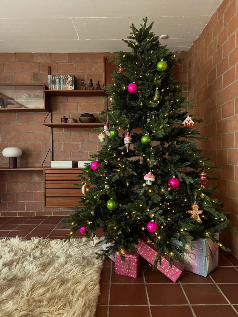 30 Elegant Christmas Trees for a Stylish and Festive Home