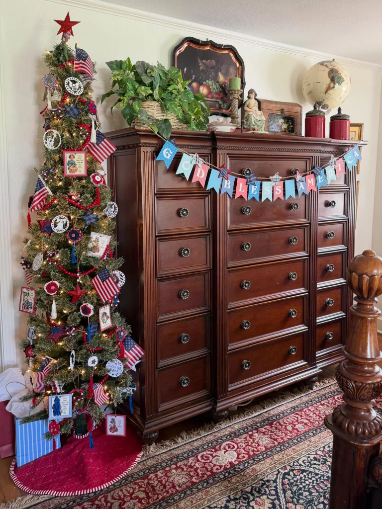 29 Charming Red, White, and Blue Holiday Decorating Ideas for a Festive Home