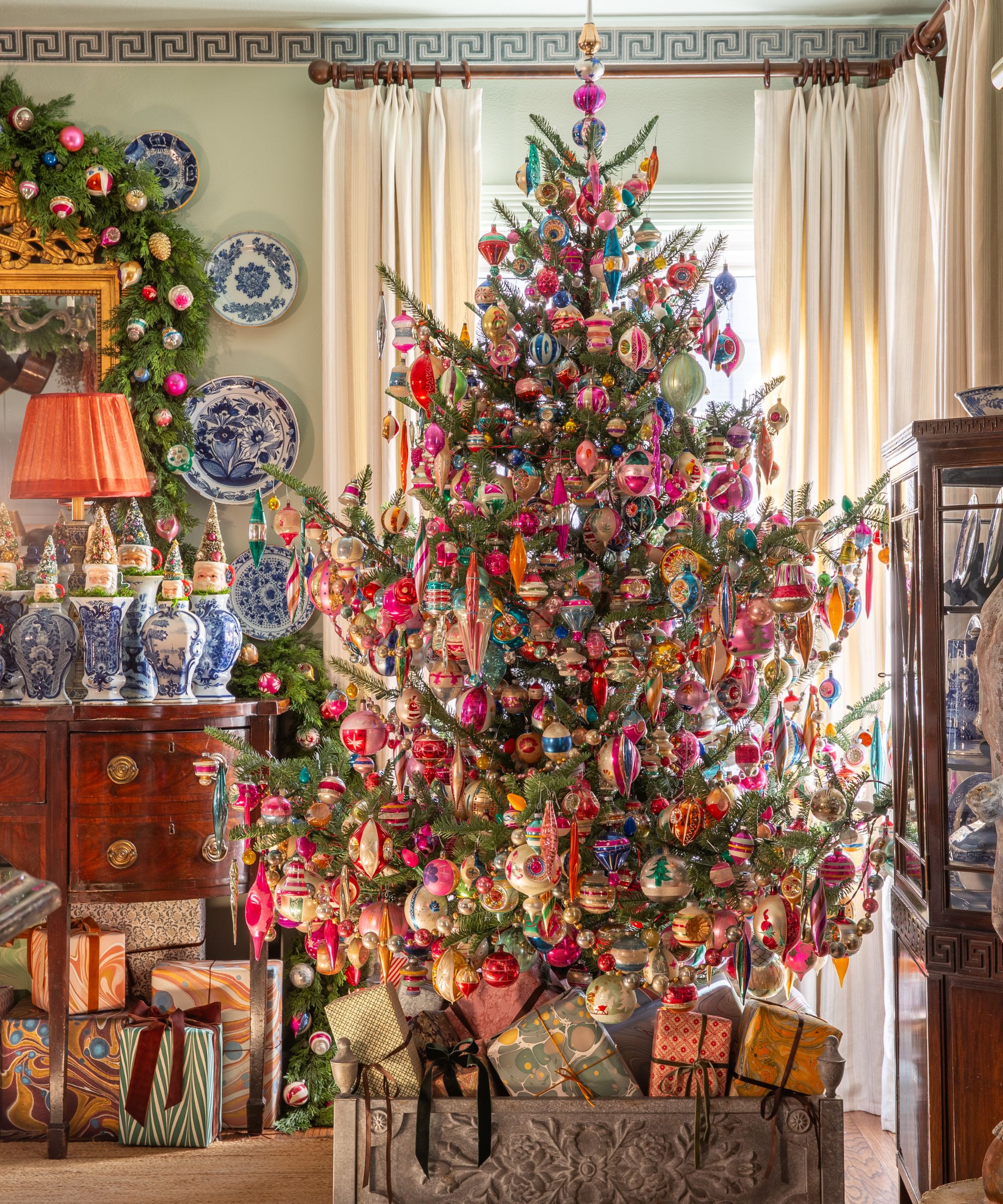 Traditional Living Room with Densely Decorated Vintage Christmas Tree Traditional Living Room with Densely Decorated Vintage Christmas Tree — Vintage Christmas Decor