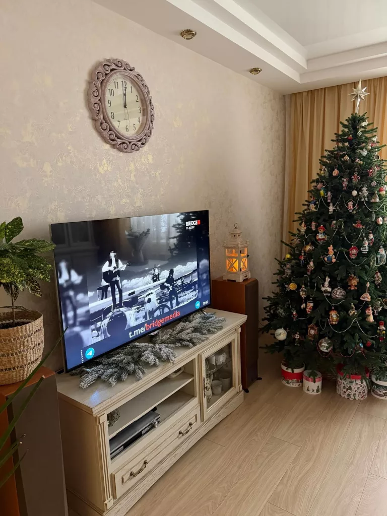 28 Charming Ways to Decorate Your Small Apartment for Christmas