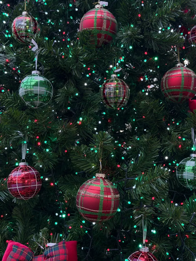 30 Beautiful Christmas Tree Balls for an Enchanting Holiday Home