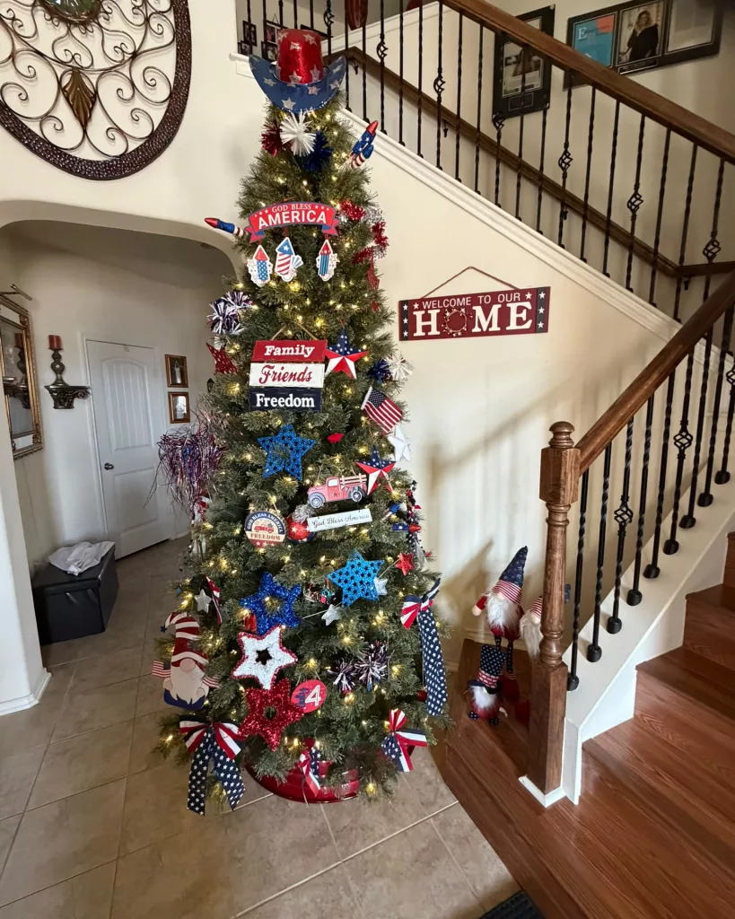 29 Charming Red, White, and Blue Holiday Decorating Ideas for a Festive Home