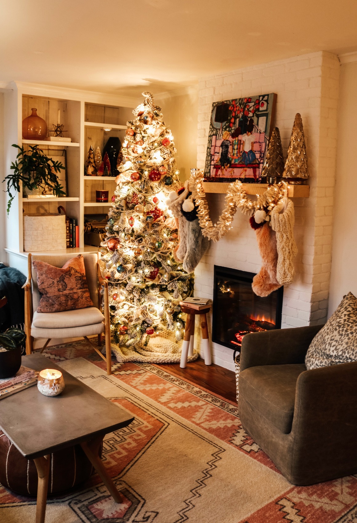 Wide Room Shot Boho-Vintage Living Room with Festive Christmas Tree and Fireplace Wide Room Shot Boho-Vintage Living Room with Festive Christmas Tree and Fireplace — Vintage Christmas Decor