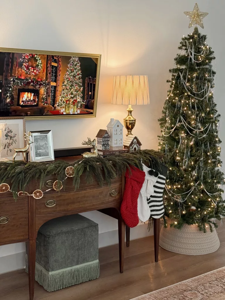 28 Charming Ways to Decorate Your Small Apartment for Christmas