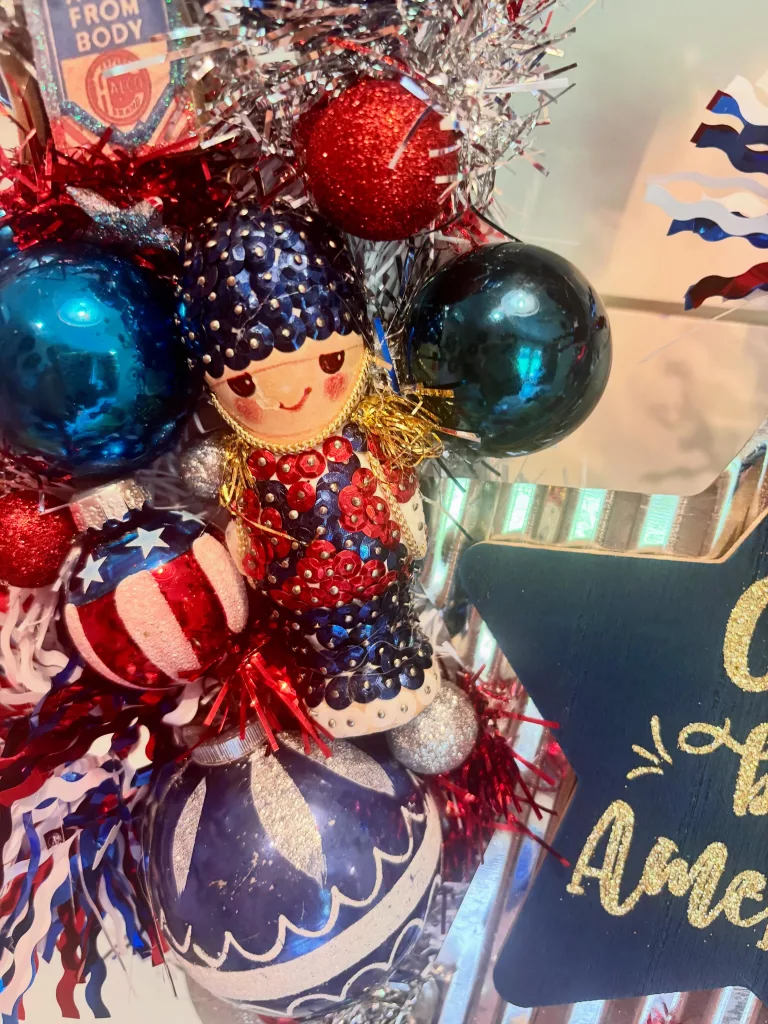 29 Charming Red, White, and Blue Holiday Decorating Ideas for a Festive Home
