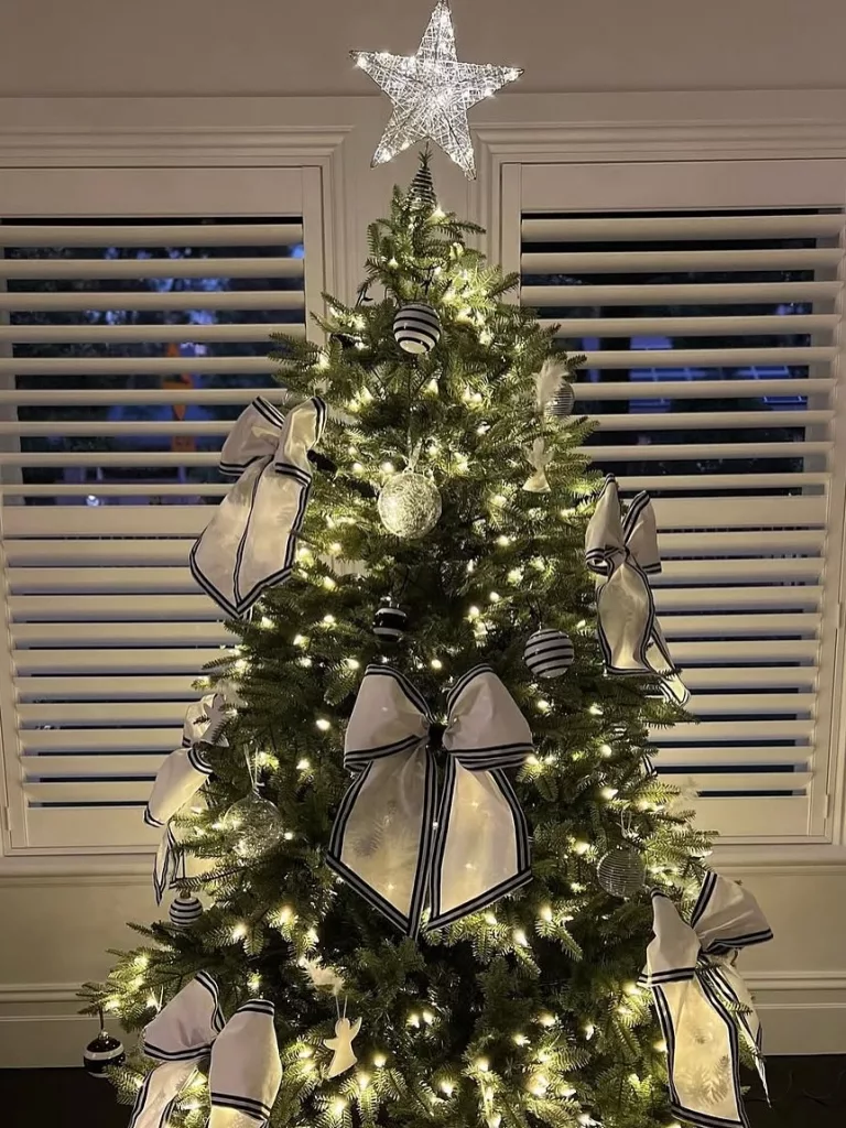 28 Christmas Bow Decorating Ideas for an Elegant and Festive Home