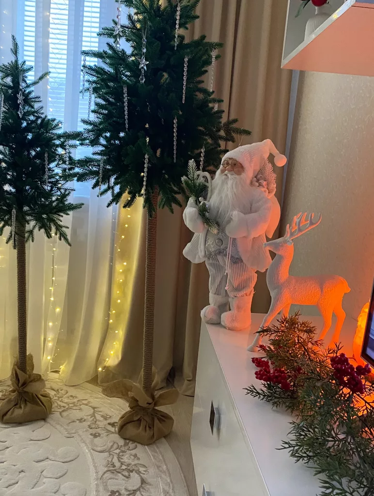28 Charming Ways to Decorate Your Small Apartment for Christmas