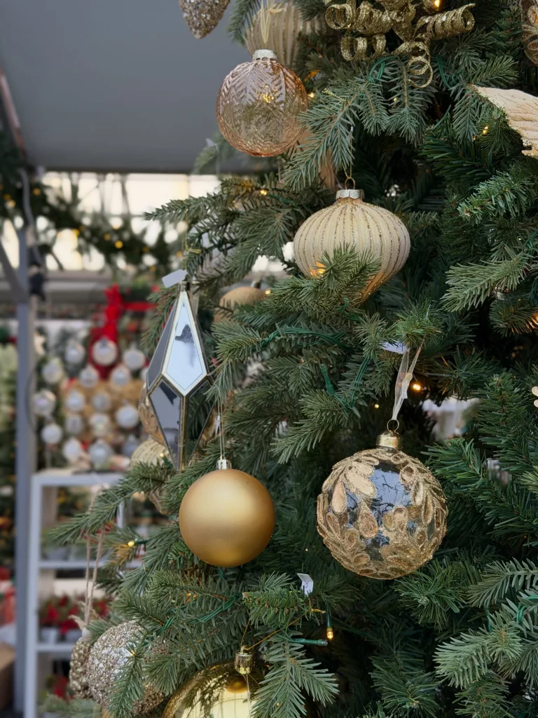 30 Beautiful Christmas Tree Balls for an Enchanting Holiday Home