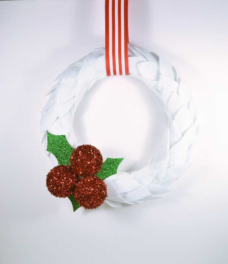 Minimalist Felt Wreath with Glitter Accents — Christmas Crafts for Adults