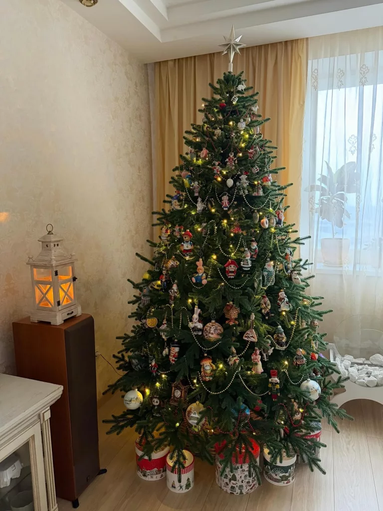 28 Charming Ways to Decorate Your Small Apartment for Christmas