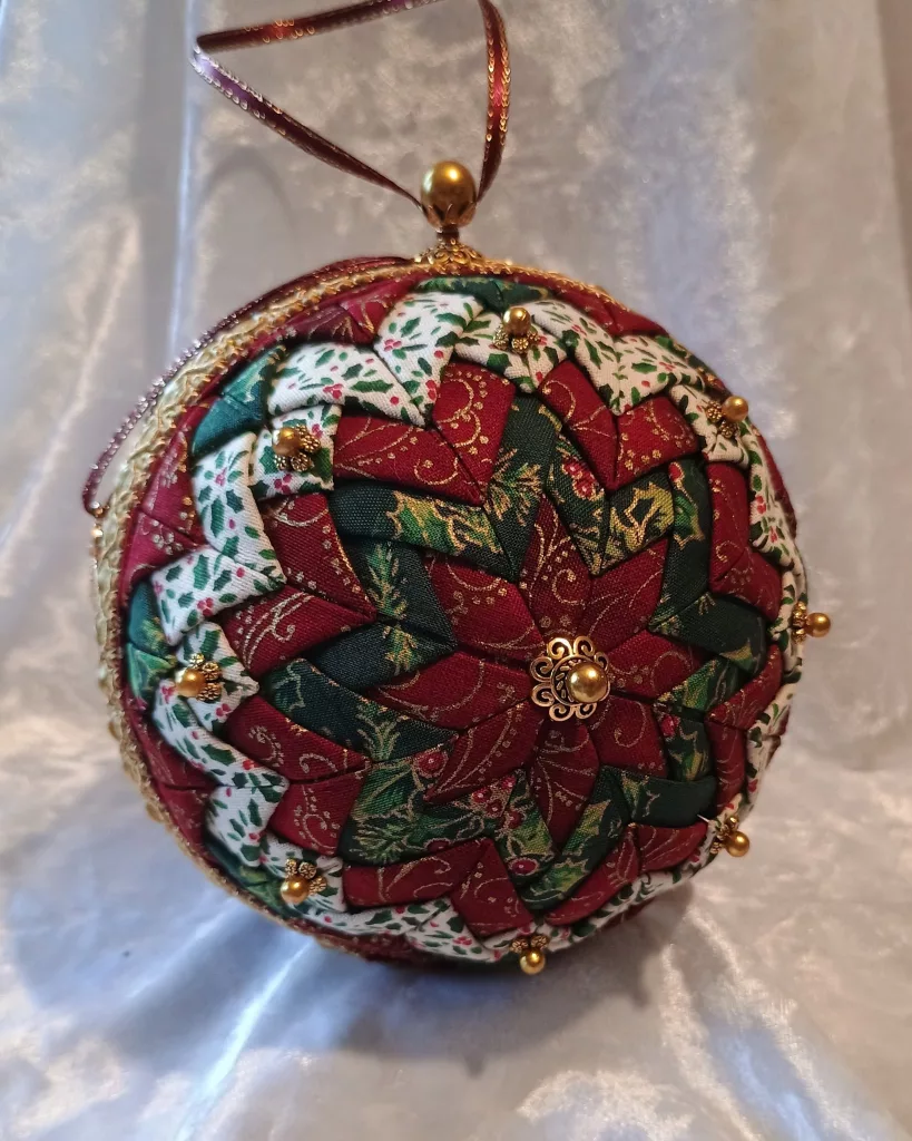 30 Beautiful Christmas Tree Balls for an Enchanting Holiday Home