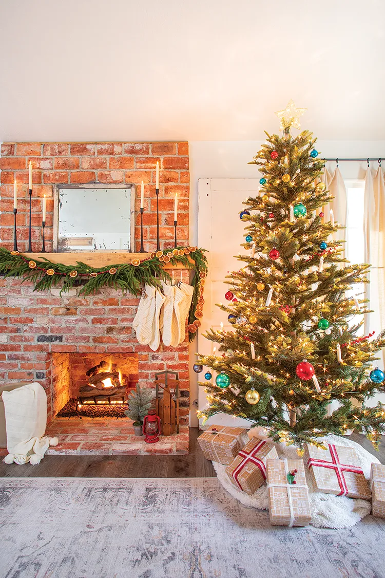Farmhouse Living Room with Decorated Christmas Tree and Brick Fireplace Farmhouse Living Room with Decorated Christmas Tree and Brick Fireplace — Vintage Christmas Decor
