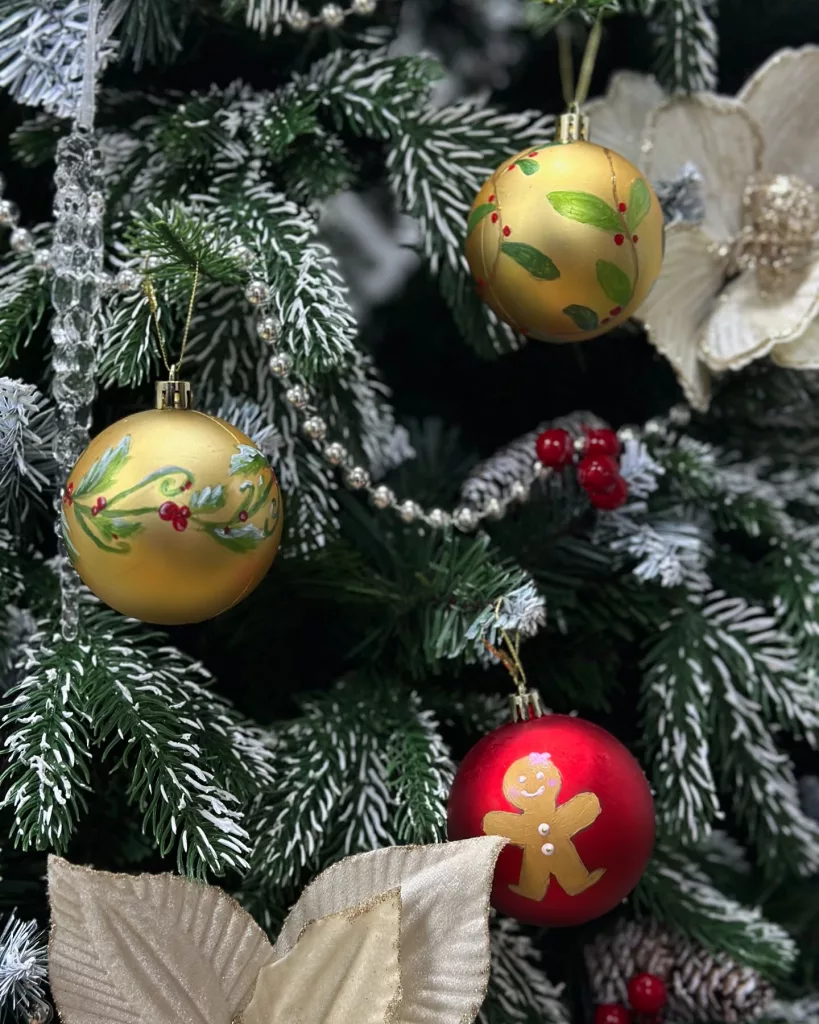 30 Beautiful Christmas Tree Balls for an Enchanting Holiday Home