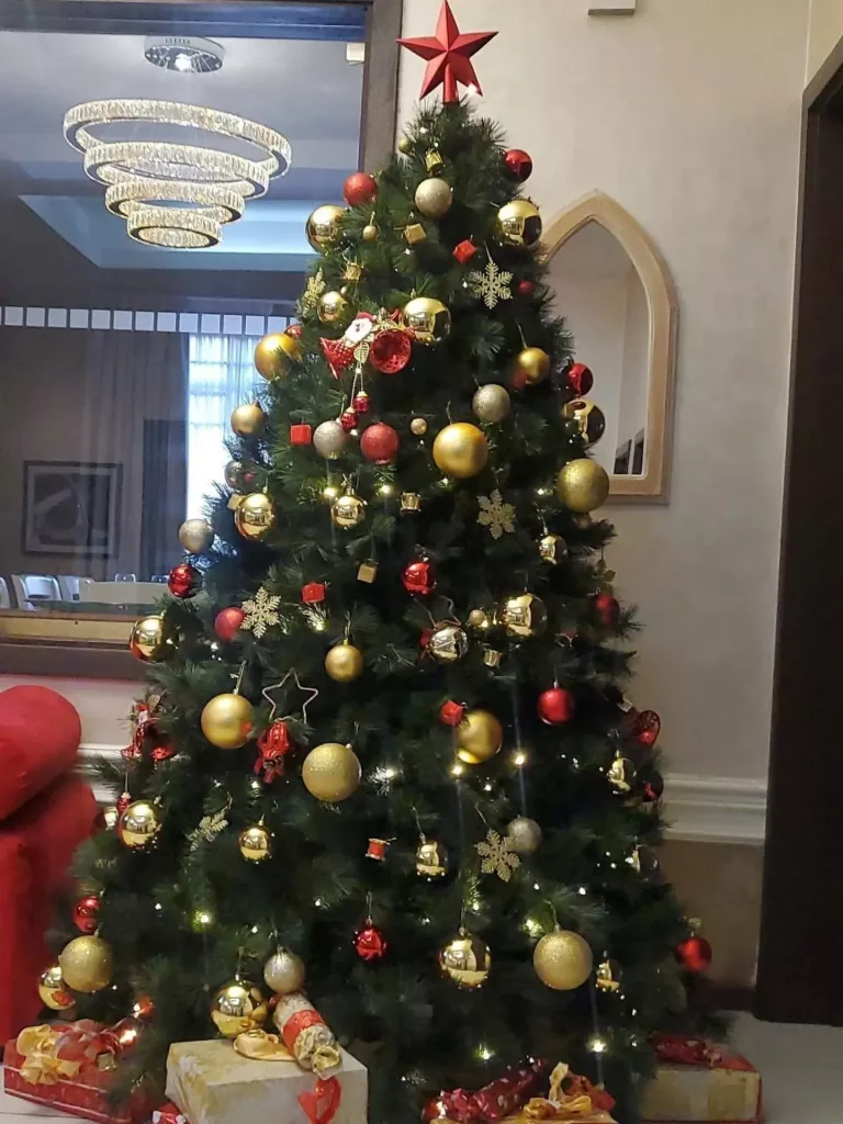 30 Elegant Christmas Trees for a Stylish and Festive Home