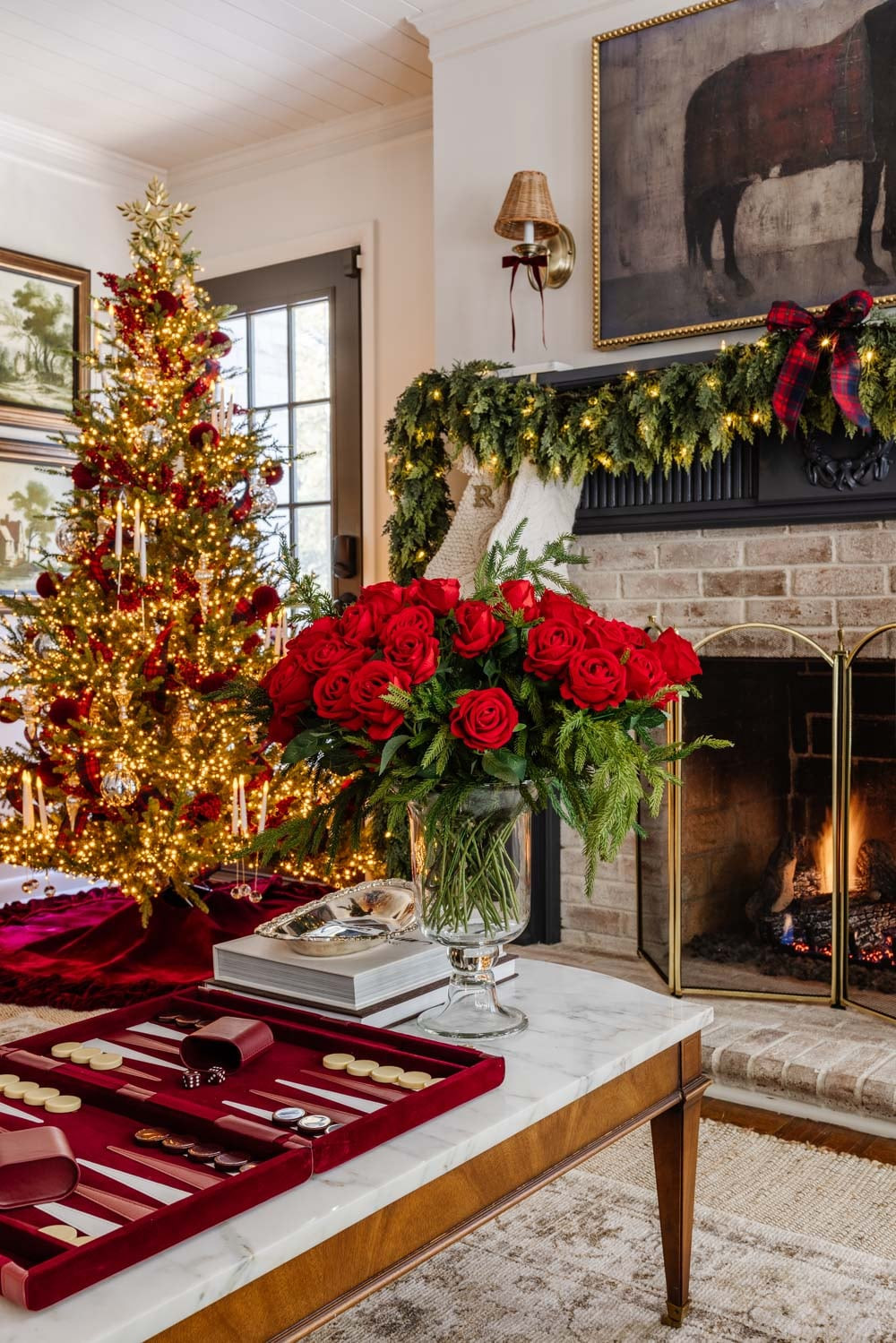 Traditional Living Room with Red Roses and Gold Accents Traditional Living Room with Red Roses and Gold Accents — Red and Gold Christmas Decor