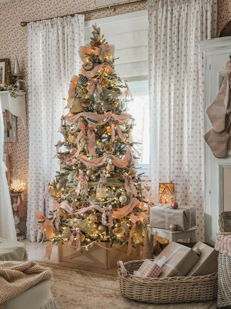 30 Elegant Christmas Trees for a Stylish and Festive Home